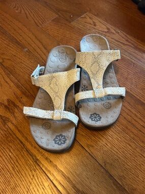 orthaheel Metallic Gold Girls' T-Strap Sandals